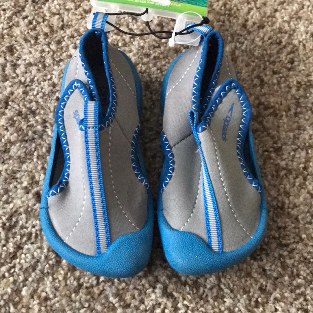 Kids speedo water shoes. Size 7-8